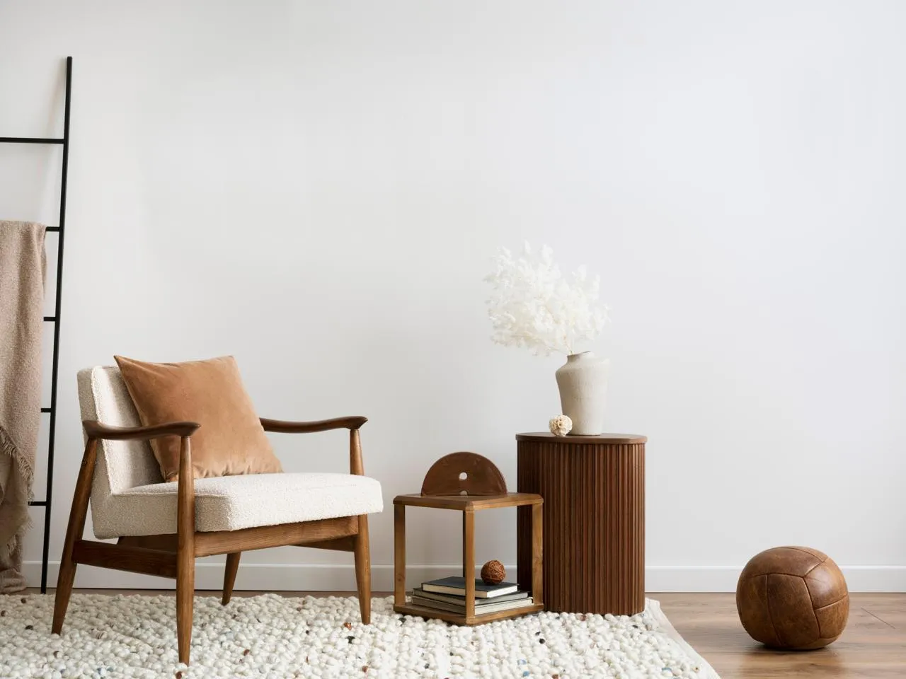 Aufgeräumter Raum mit Sessel, Leiter und warmen Holztönen